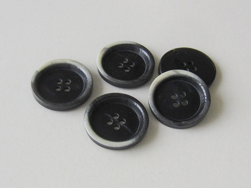 www.Knopfparadies.de - 1608sw - Schwarz naturweiße  Vierlochknöpfe aus Kunststoff