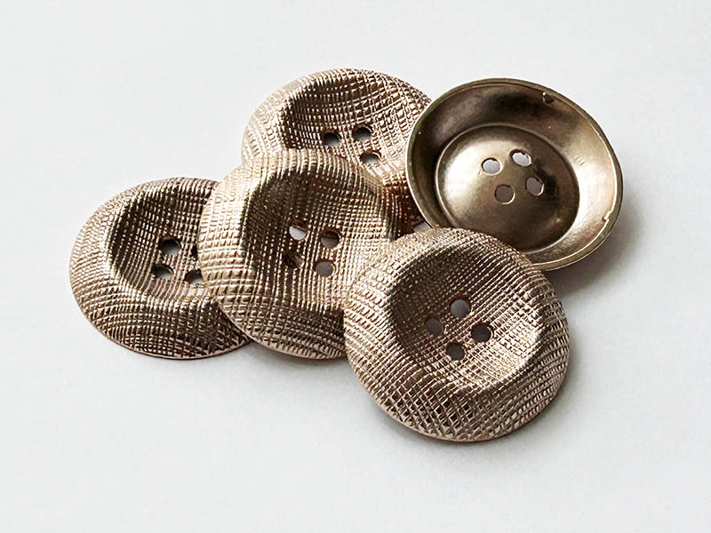 www.knopfparadies.de - 5897go - Metallknopf in blassem Gold-Messing mit Lienienstruktur