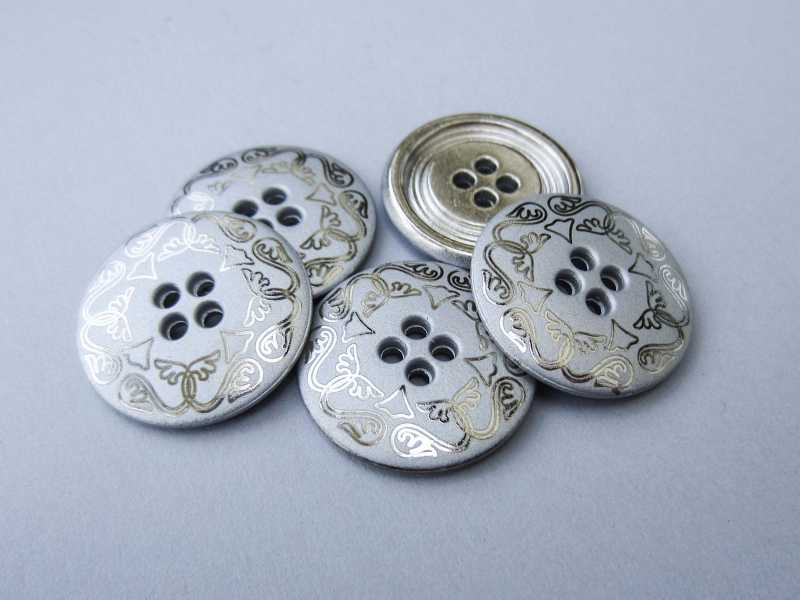 Kleiner Metallknopf mit filigranem Jugenstil Muster