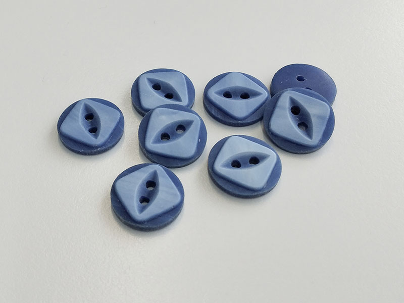 www.knopfparadies.de - 6502bl - Blaue Kunststoffknöpfe mit zwei Löchern - B-Ware