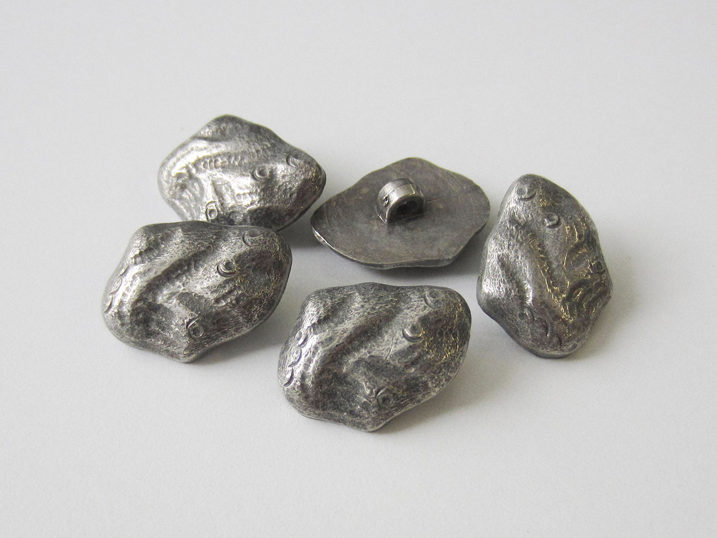 Steinförmiger Knopf aus Kunststoff in Altsilberfarben