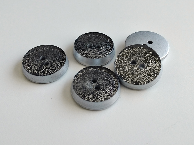 www.knopfparadies.de - 6071gl - Glitzernde Zweilochknöpfe aus Kunststoff