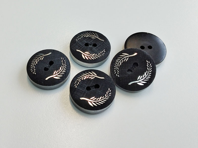 www.knopfparadies.de - 6545sc - Schwarze Kunststoffknöpfe mit Loorbeer-Ästen - B-WARE