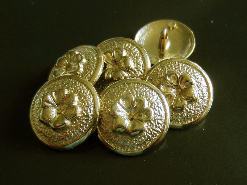Ausdrucksstarker Blütenknopf in gold