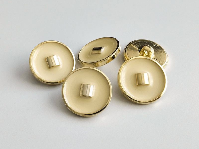 Elegante Kunststoff Ösenknöpfe in Creme mit Goldrand
