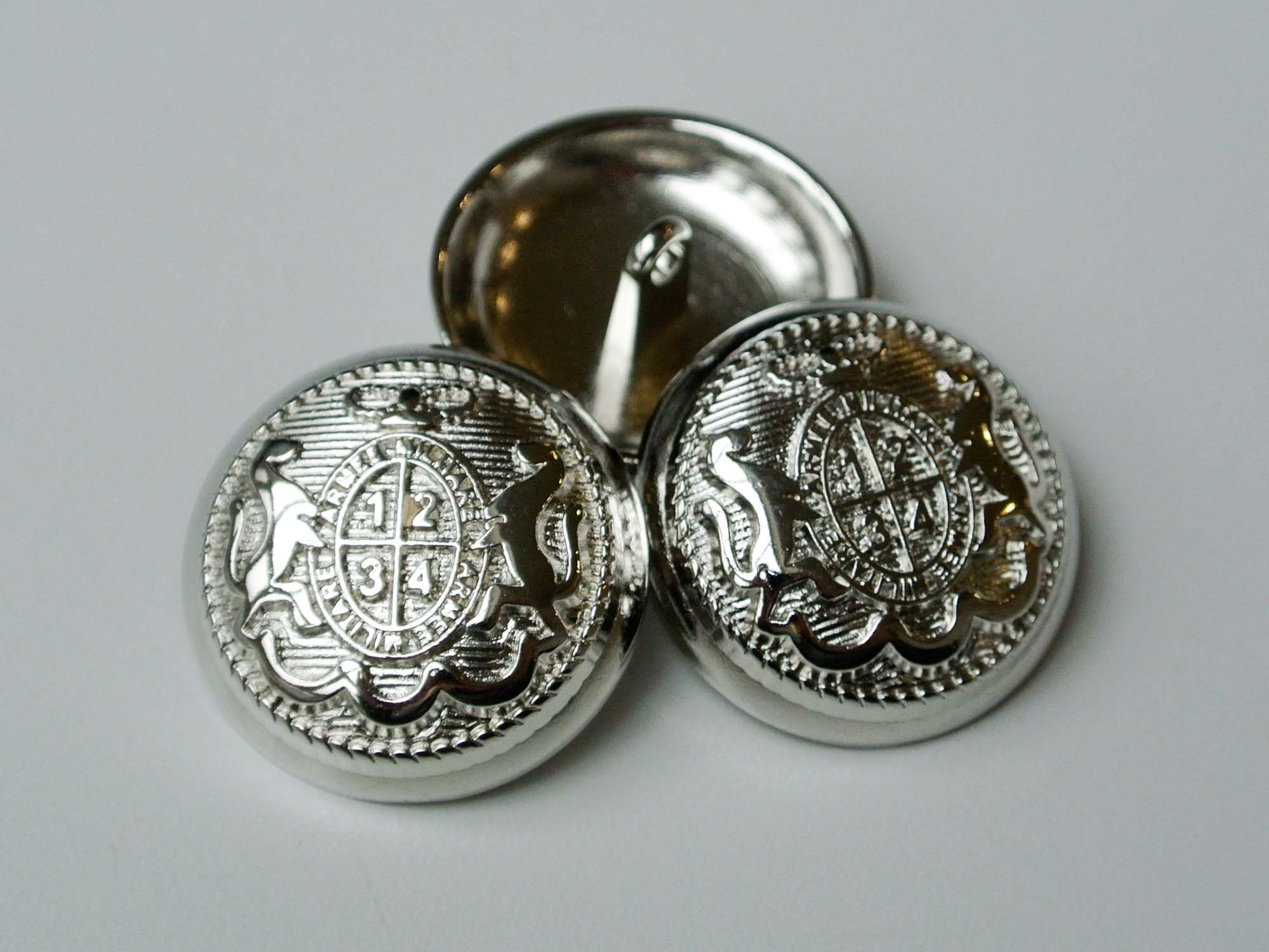 Feudaler glänzend silberfarbener Wappen Metall Knopf