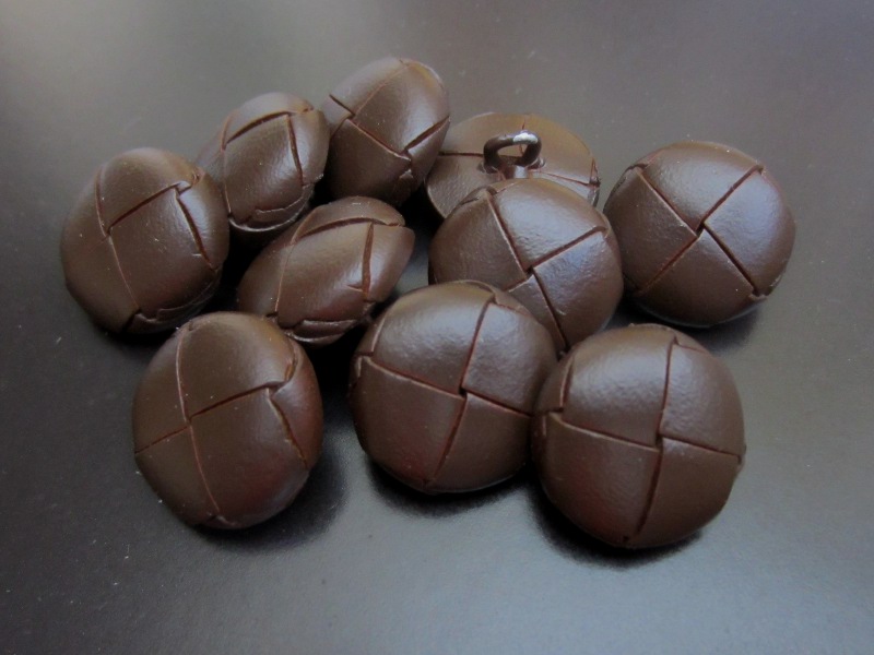 Schokoladenbraune Lederknöpfe in klassischer Form