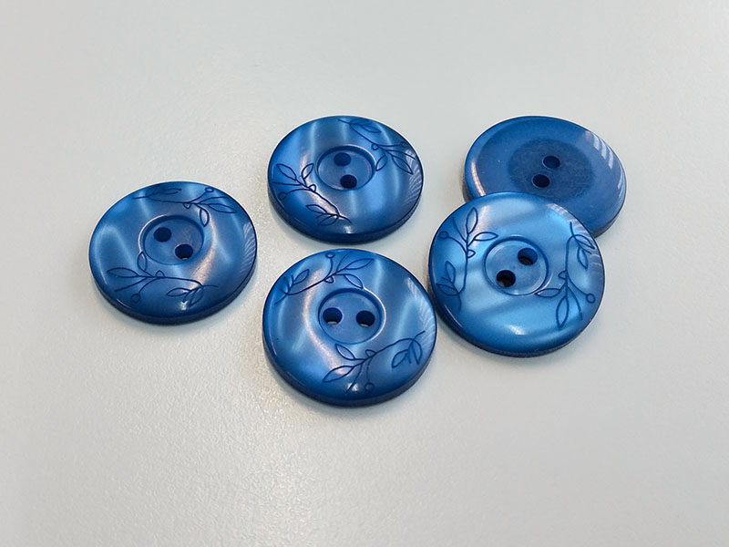 www.knopfparadies.de - 6193kb - Blau schimmernde Kunststoffknöpfe mit zartem Floralmotiv