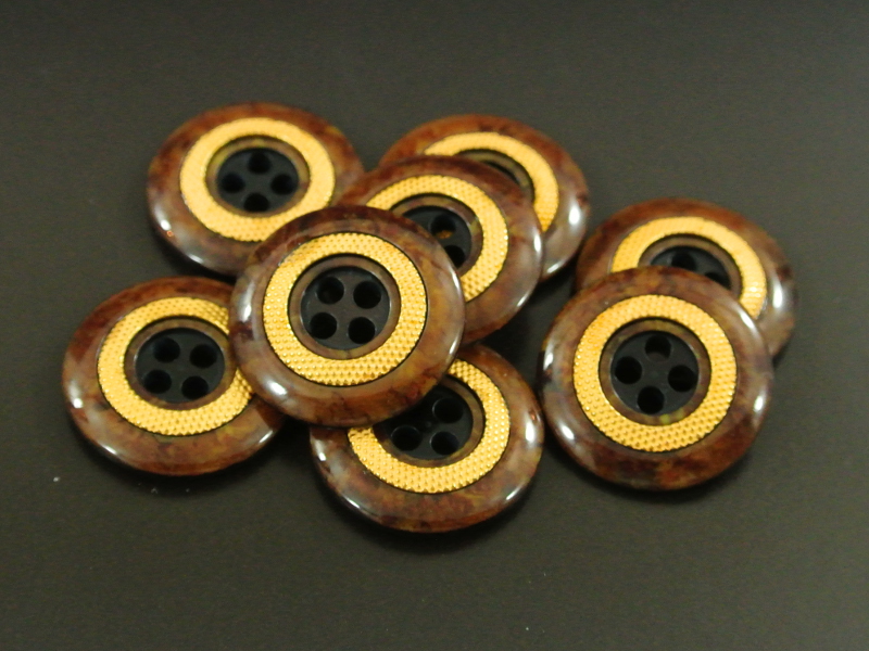 Eleganter braun goldfarbener Kunststoff Knopf in Nussho