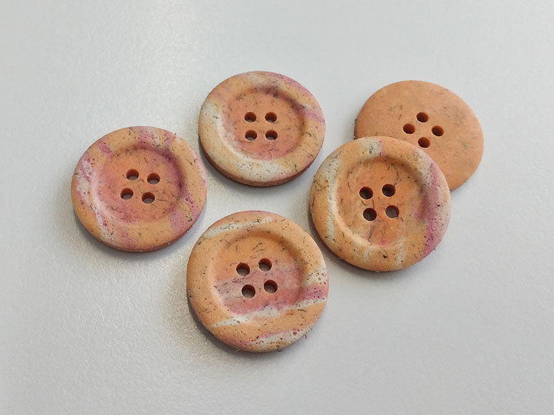 www.knopfparadies.de - 6504bb - Interessante Kunststoffknöpfe in Apricot