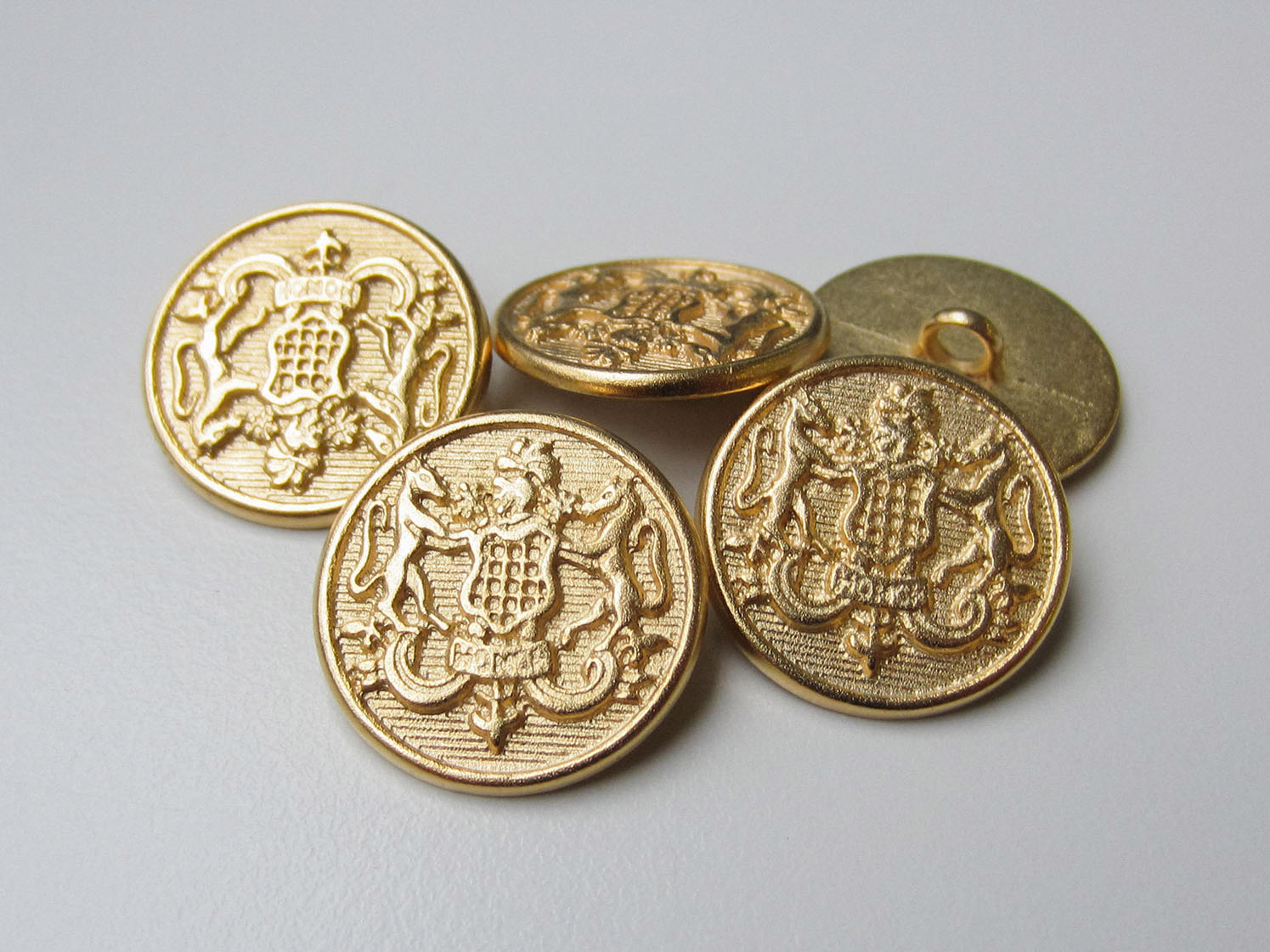 Eleganter goldfb. Metall Knopf mit Wappen / B-WARE