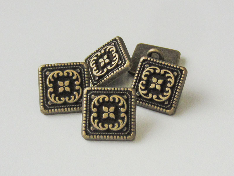 Nostalgischer viereckiger altmessingfb. Metall Knopf