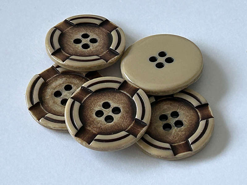 Kunststoffknöpfe beige braun 4-Loch mit dekorativem Ringmuster
