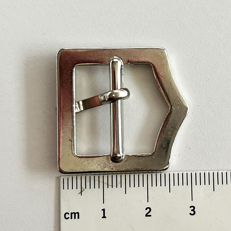 Hübsche kleine, glänzend silberfarbene Gürtelschnalle mit Dorn