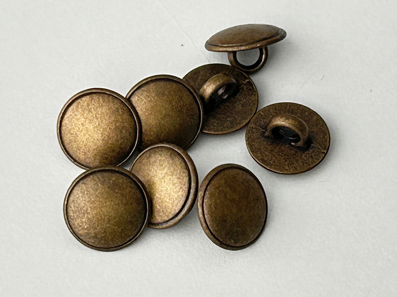 Kleiner klassischer Metallknopf Ösenknopf Alt-Messing Uniform