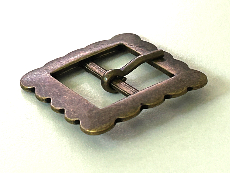 Kleine Metall-Gürtelschnalle 32x32mm in Silber-Messing mit Wellenrand