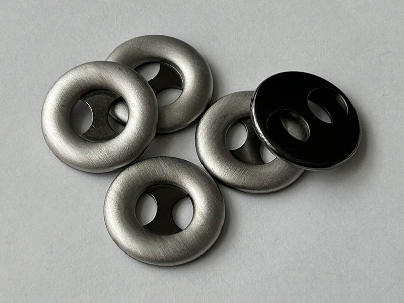Extravagante Metallknöpfe in Matt-Silber – mit außergewöhnlicher Optik