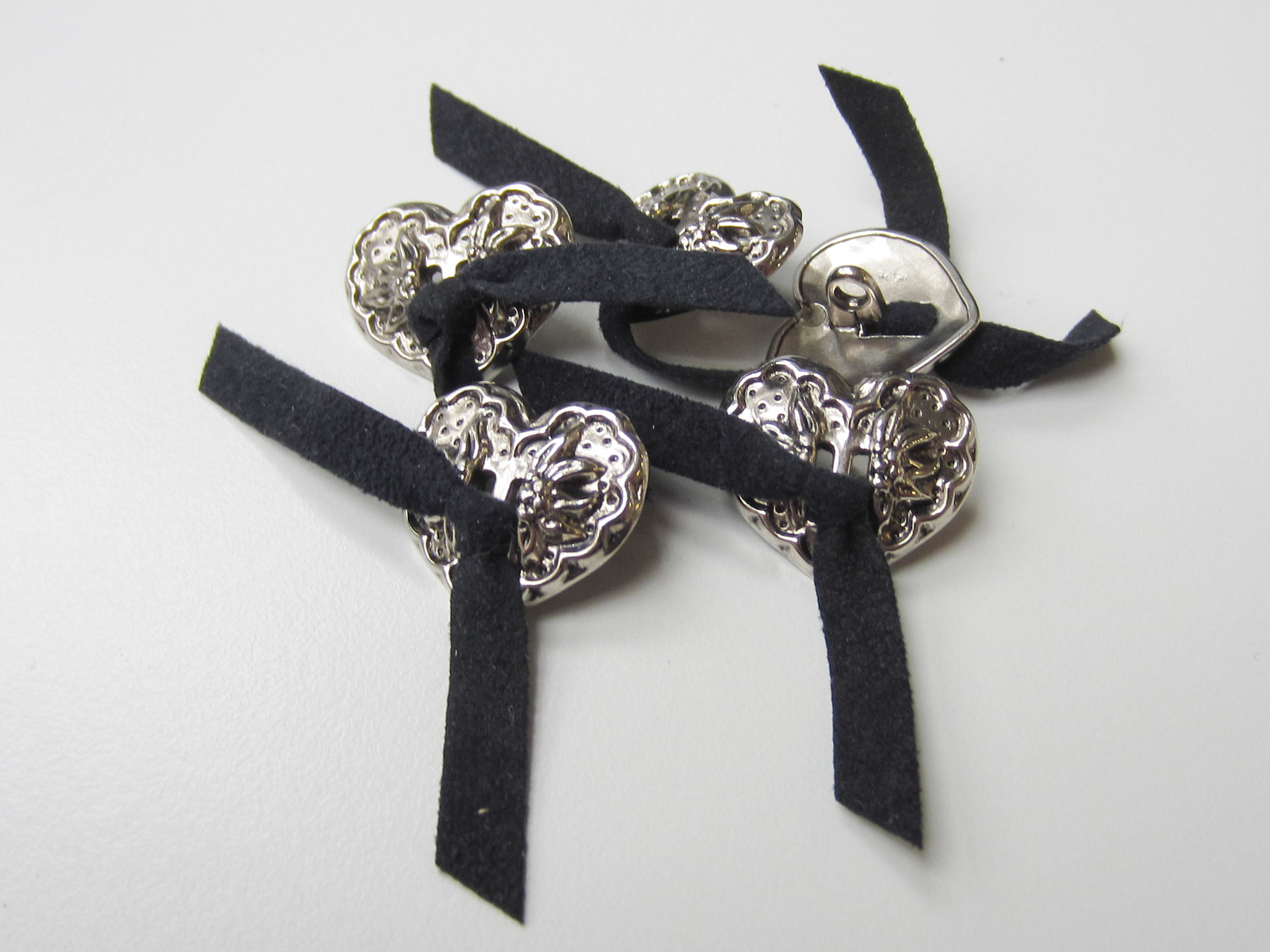 Silberfb. Herz Metall Knopf mit blauer Leder Schleife