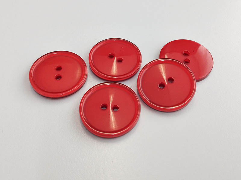 Schlichte, rote Zweilochknöpfe aus Kunststoff - perfekt als Mantelknöpfe