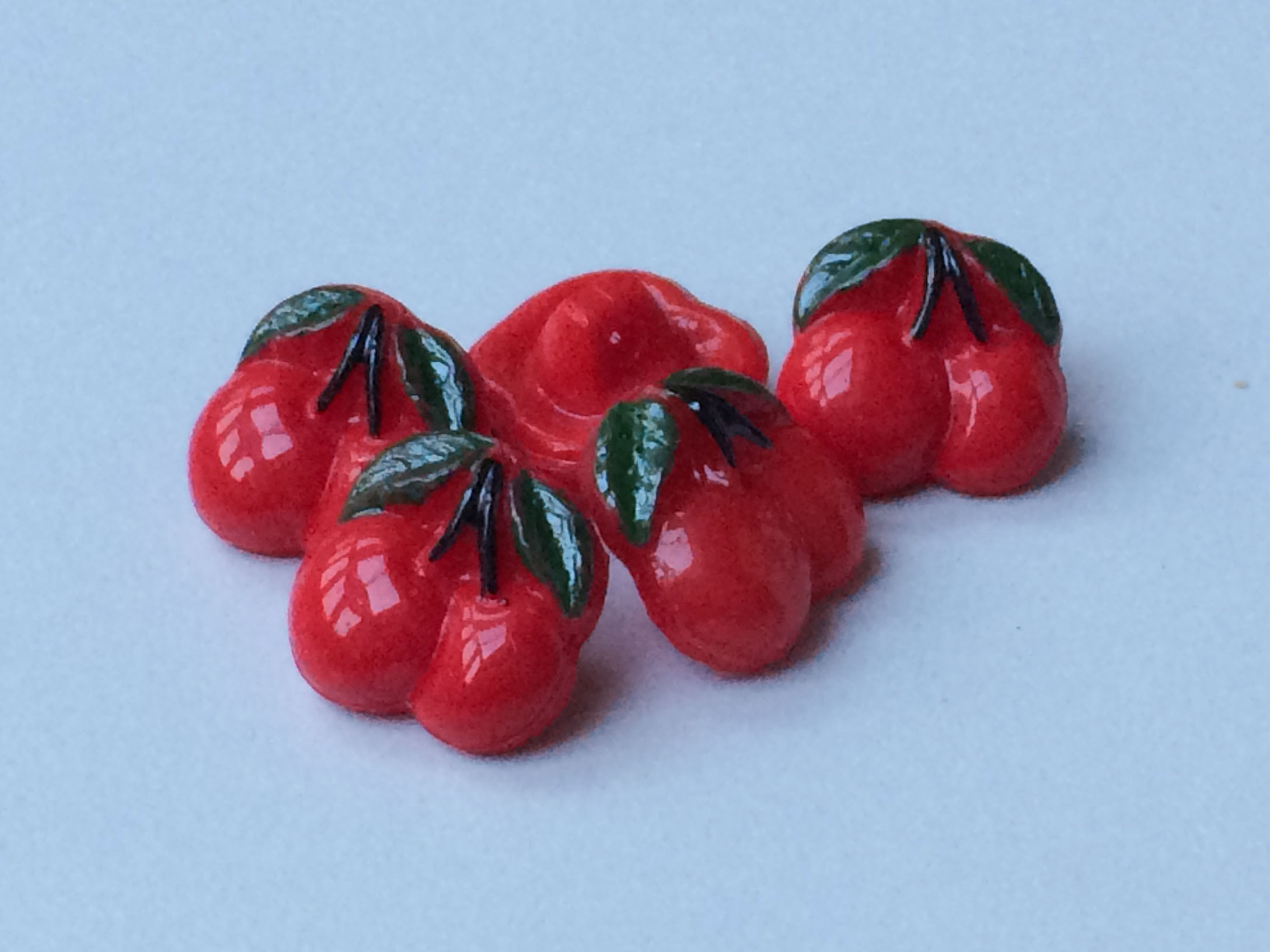 Süßer roter Glas Knopf in Kirsch Form mit Öse