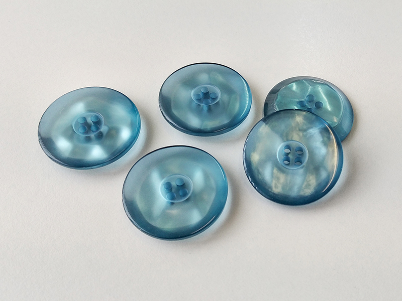 www.knopfaradies.de - 1488hb - Hübsche, hellblau schimmernde Kunststoffknöpfe