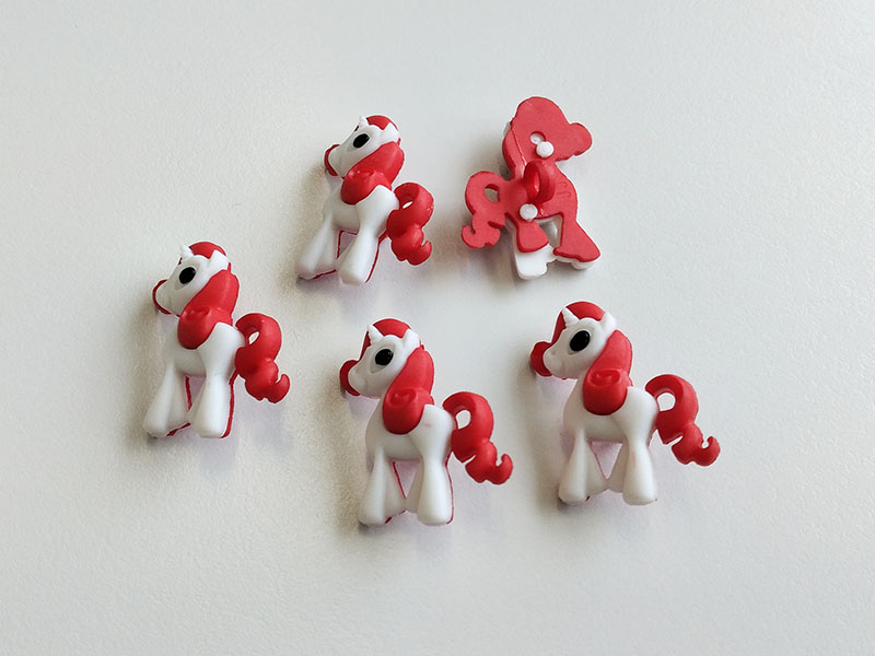 www.knopfparadies.de - 1418ro - Rot weiße Kunststoffknöpfe: kleines Einhorn
