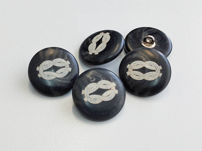 www.knopfparadies.de - 2211sw - Dunkelbraune, fast schwarze Kunststoffknöpfe mit Kordelmotiv
