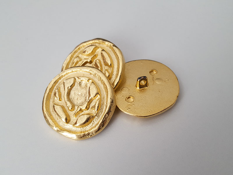 Metallknopf mit Blume in matt Goldfarben