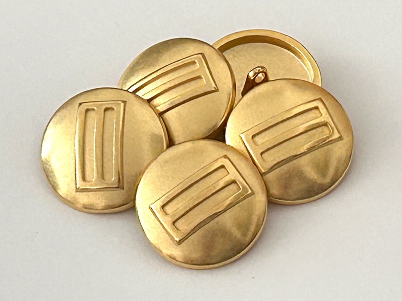 Edler Metallknopf in mattem Gold