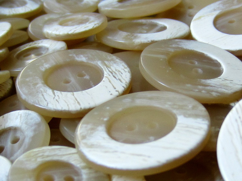 www.knopfparadies.de - k213nw - beige-naturfarbene Kunststoffknöpfe