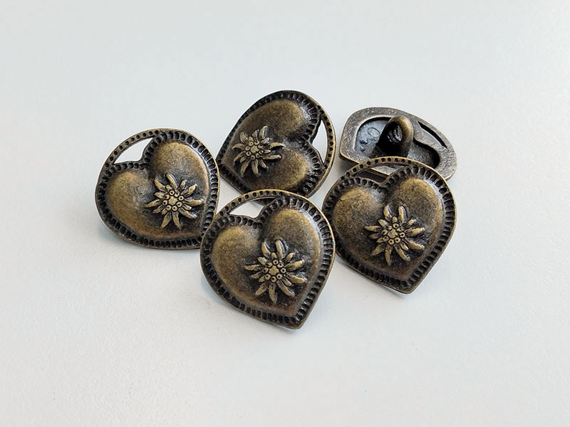Alt messingfarbene Ösen Metall Knöpfe als Herz mit Edelweiß