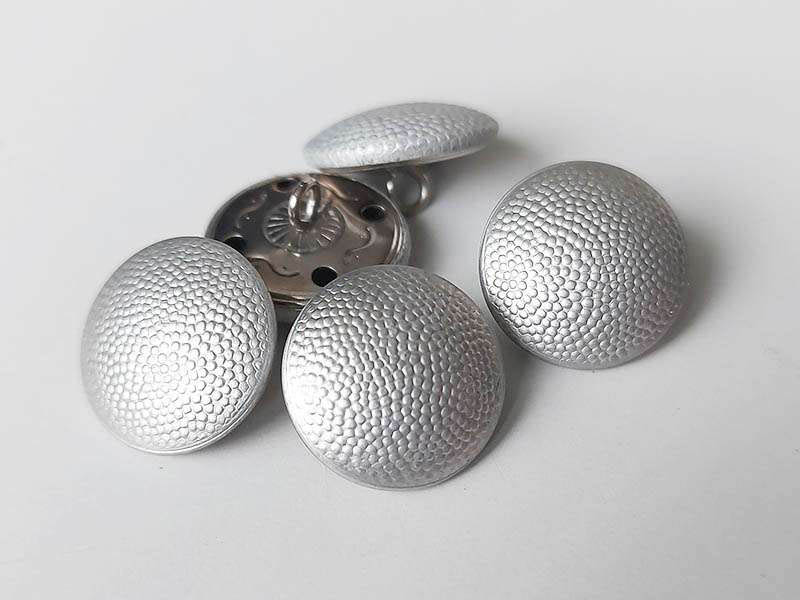 Matt silberfarbene gekörnte, leichte Knöpfe aus Metallblech