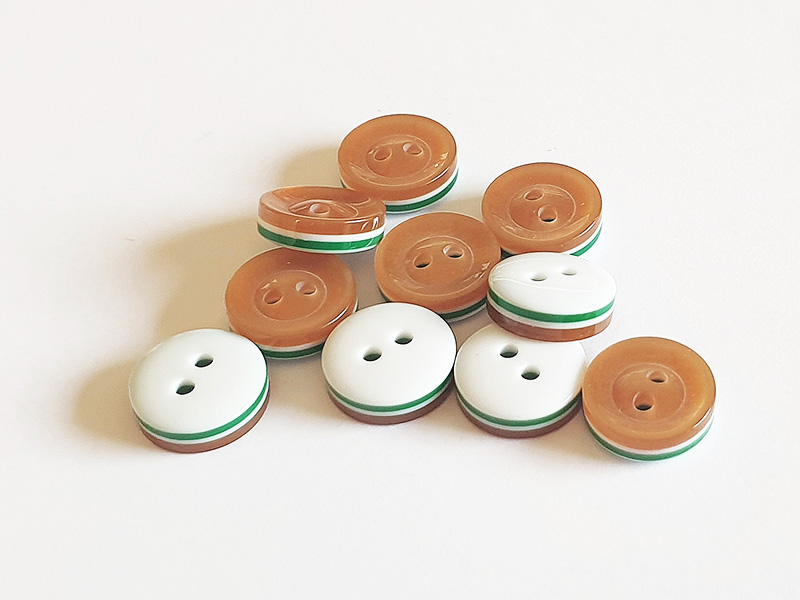 Packung mit 10 orange-beige-weiß-grünen Sandwich-Hemdenknöpfen aus Kunststoff