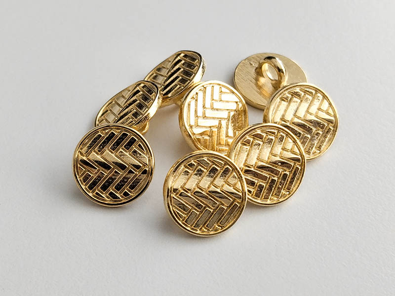 Kleiner goldfb. Metall Knopf mit Flecht Muster