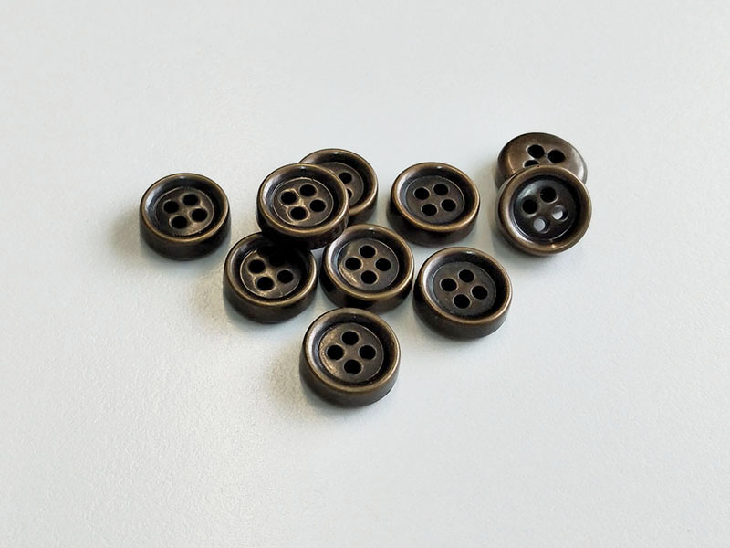 www.knopfparadies.de - 6925am - Kleine, dicke Blusenknöpfe aus Kunststoff in Metalloptik
