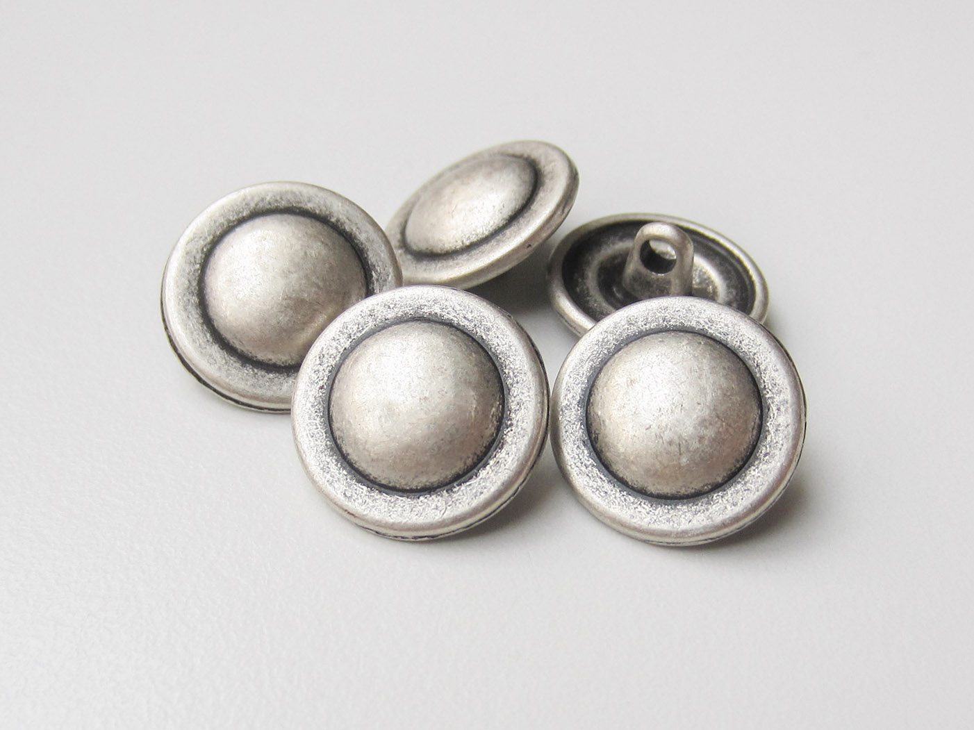 Schlichte altsilberfarbene Metallknöpfe - günstigere B-WARE!