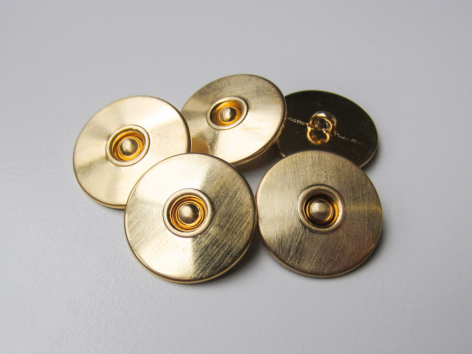 Glänzend goldfarbener Metallknopf mit Kugel / B-WARE