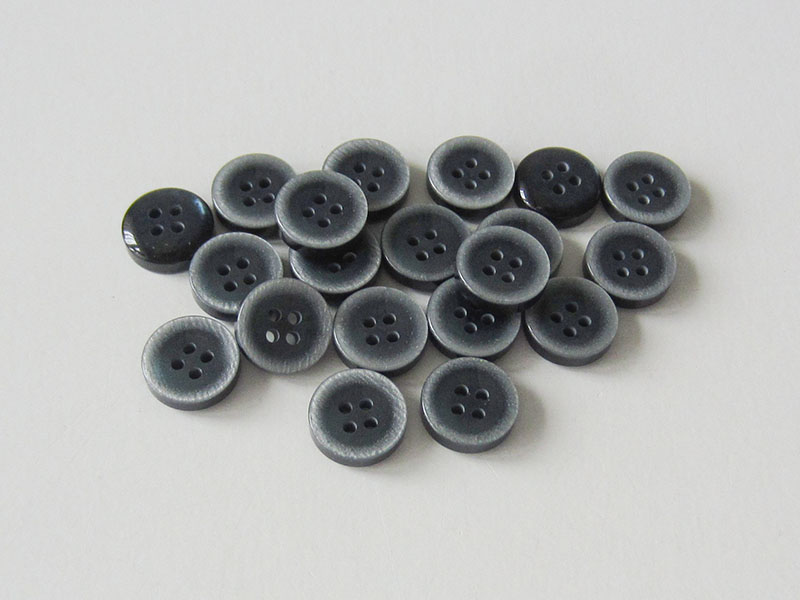 www.knopfparadies.de - 5889bl - Blau-grau schimmernde Blusenknöpfe mit vier Löchern