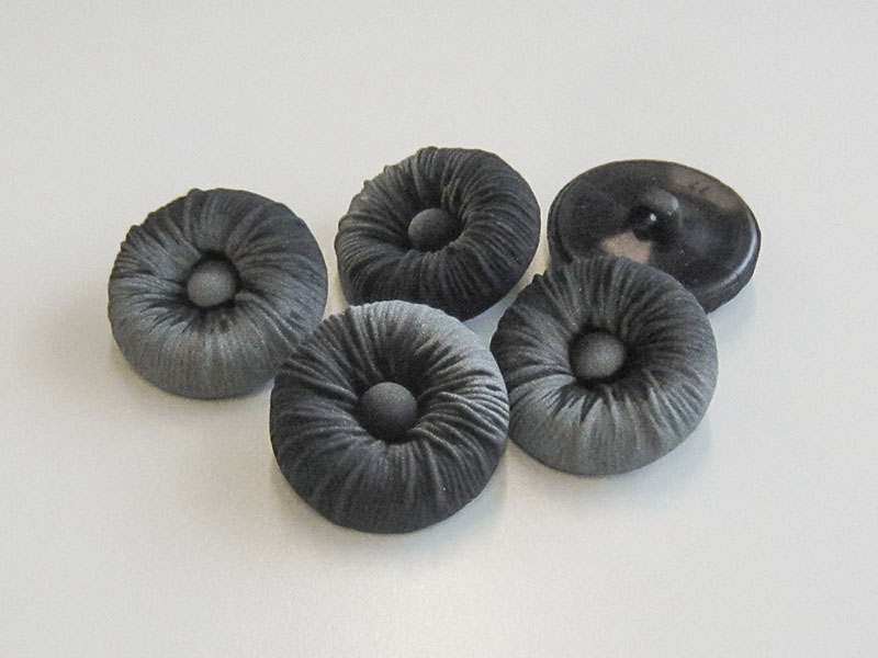 www.Knopfparadies.de - 0870sc - Grau schwarze Nostalgieknöpfe aus Kunststoff in Stoff-Optik