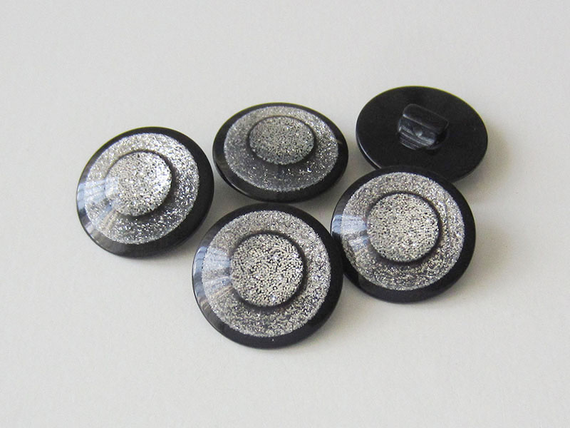 www.Knopfparadies.de - 4414gl - Schillernde Glitzerknöpfe aus Kunststoff in Schwarz & Silber