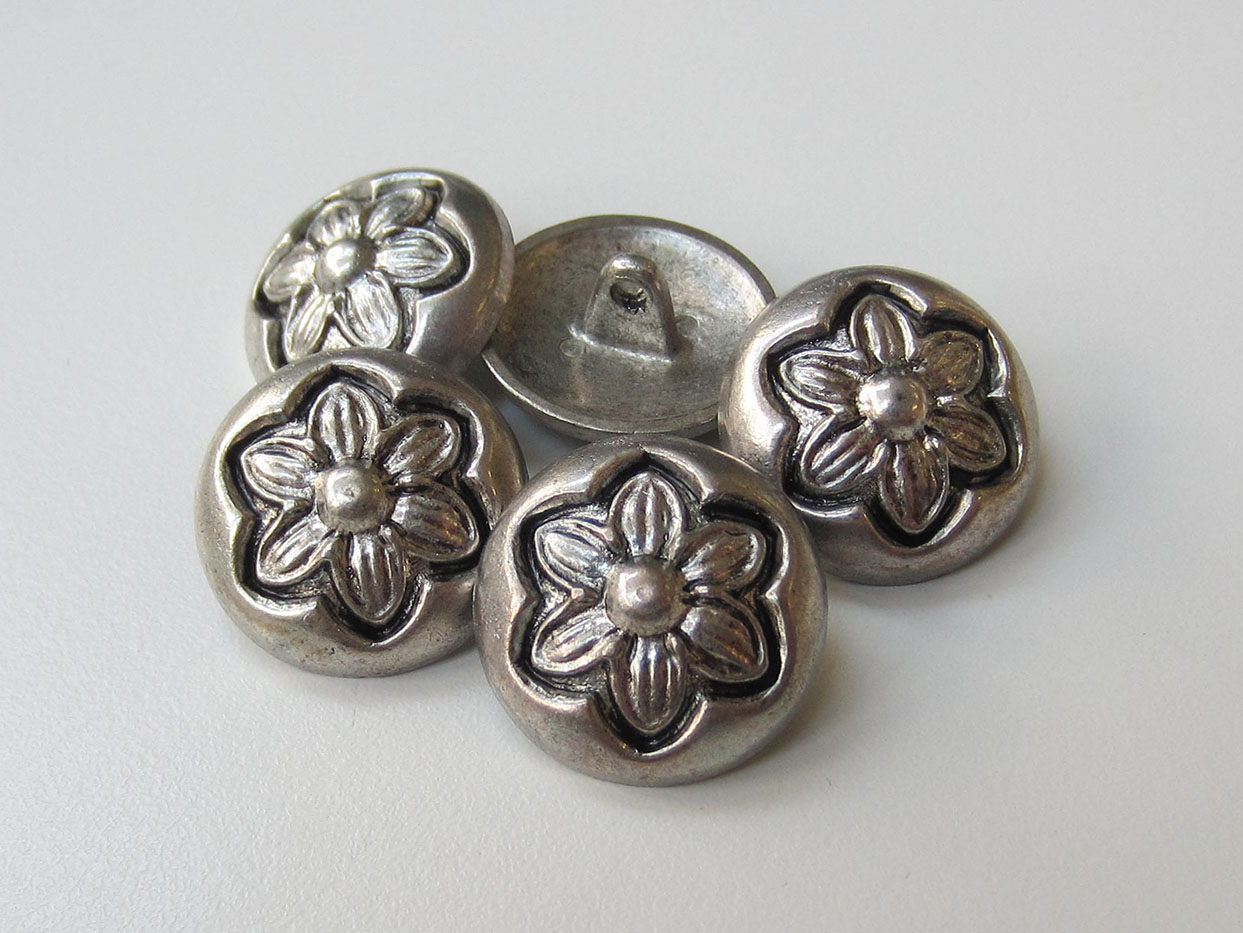 Altsilberfb. Metall Knopf mit Blüte in Vintage Optik