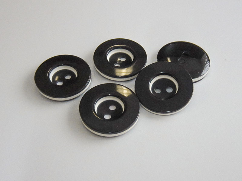 www.knopfparadies.de - 6004sc - Schwarz-weiße Kunststoffknöpfe