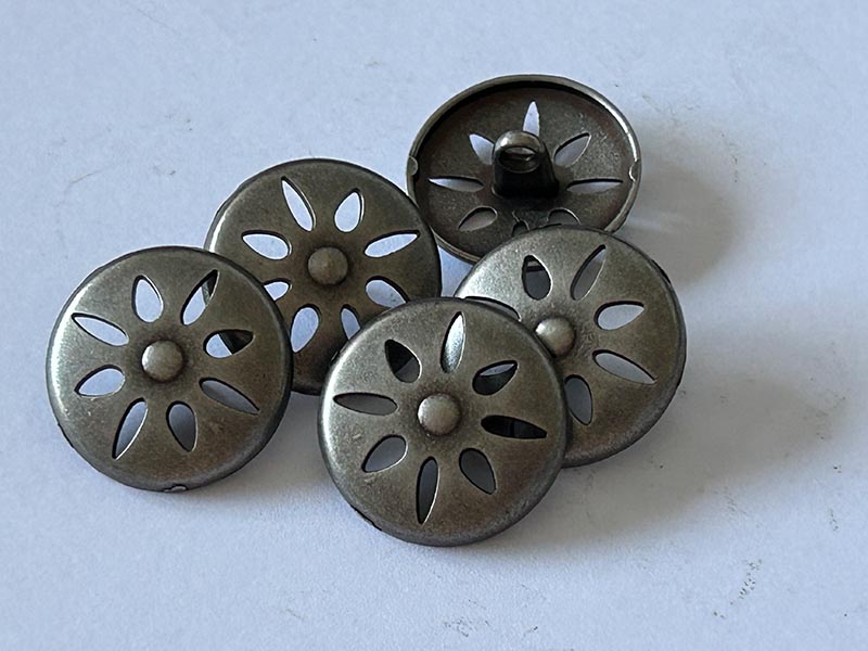 Metallknöpfe altsilberfarben mit filigranem Durchbruchmuster