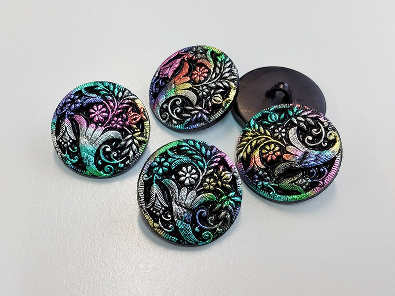 www.knopfparadies.de - 4531bu - Bunt schillernde Kunststoffknöpfe mit floralem Muster