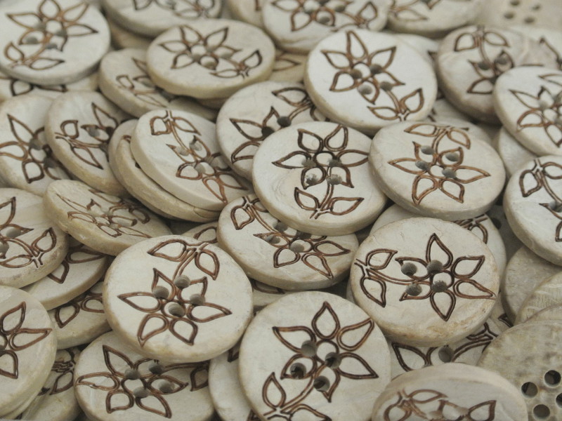 Naturfarbener Ethno Kokosnuss Knopf mit brauner Blume