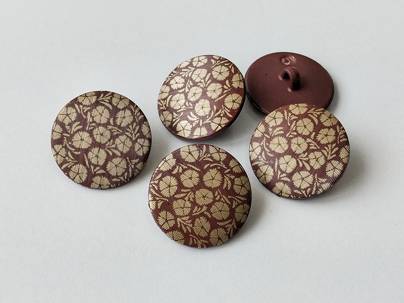 www.knopfparadies.de - 2814br - Braun-goldfarbene Kunststoffknöpfe mit Blütenmuster