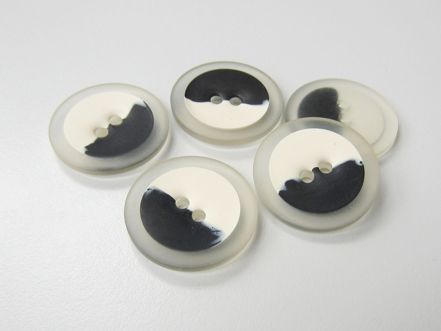 Moderner transparenter Knopf im Schwarz Weiß Design