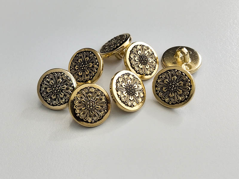 www.knopfparadies.de - 6481ag - Leichte, altgoldfarbene Kunststoffknöpfe mit Blütenmotiv