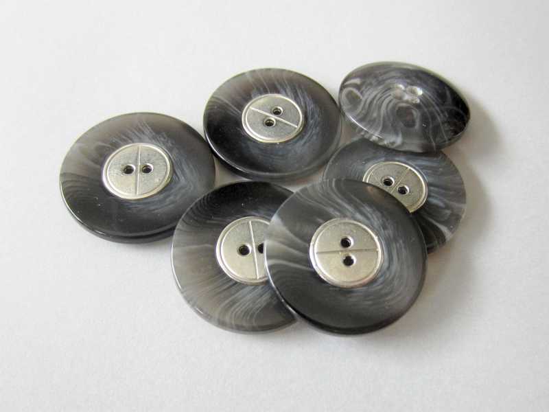 Grau melierter Zweiloch Knopf mit Metall Applikation