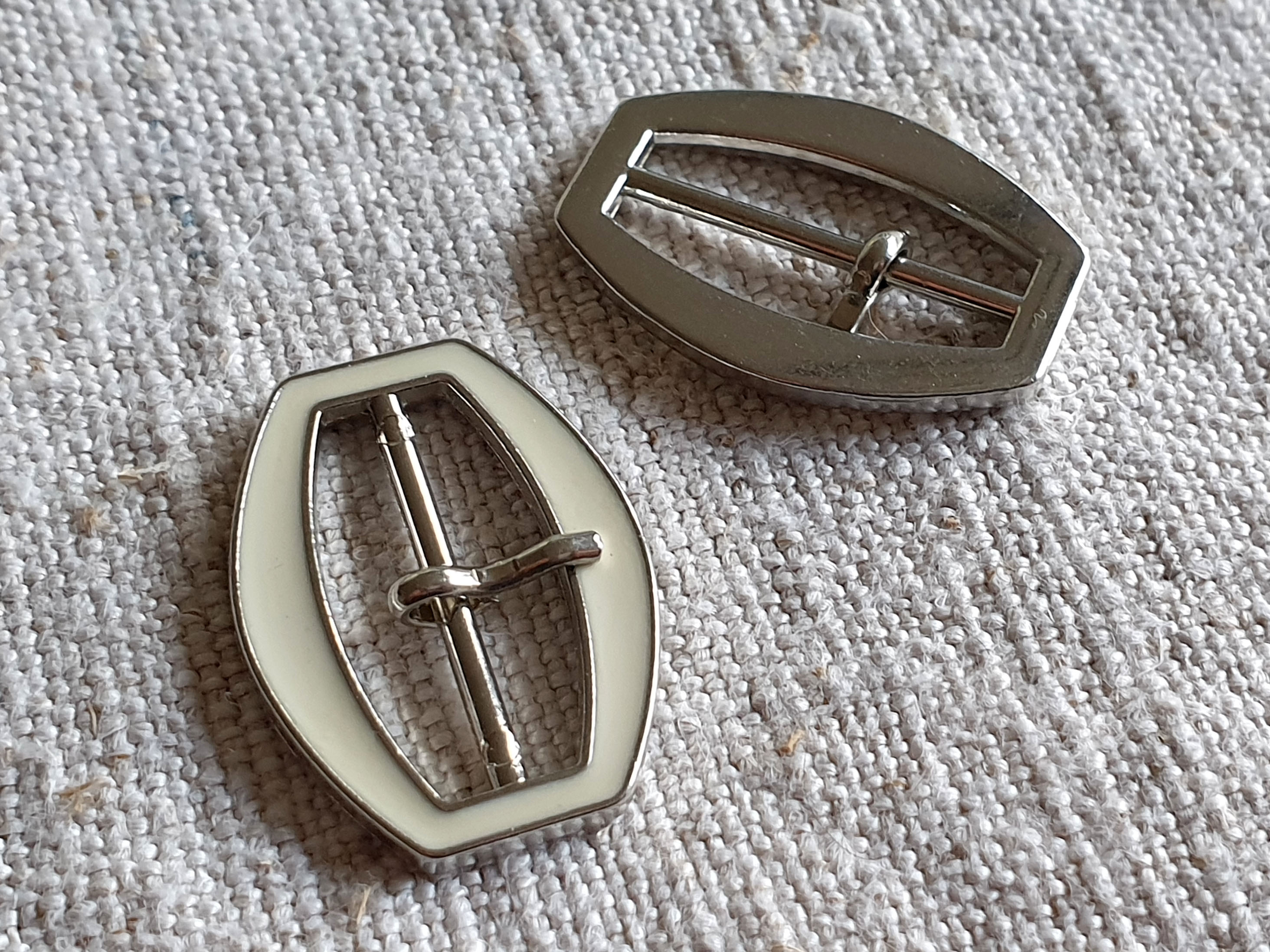 Silber-beige-farbene Gürtelschnallen aus Metall - mit Dorn - 25mm Innenmaß